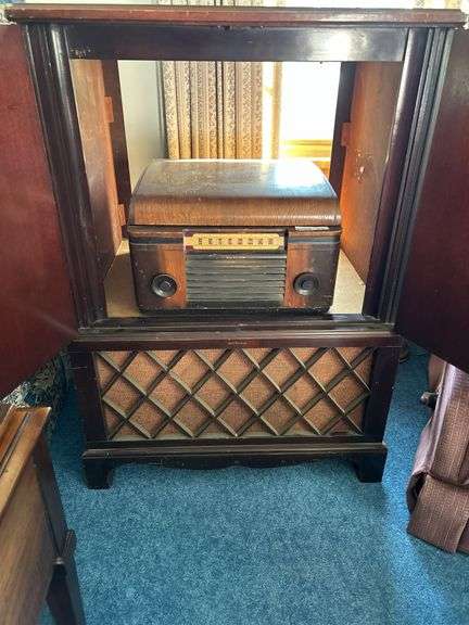 RCA Victor Cabinet & RCA Victor Radio