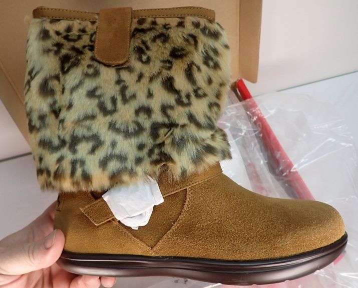 New in box - Cheeks Fit Body Boots - size 6.5 women's faux fur lined boots