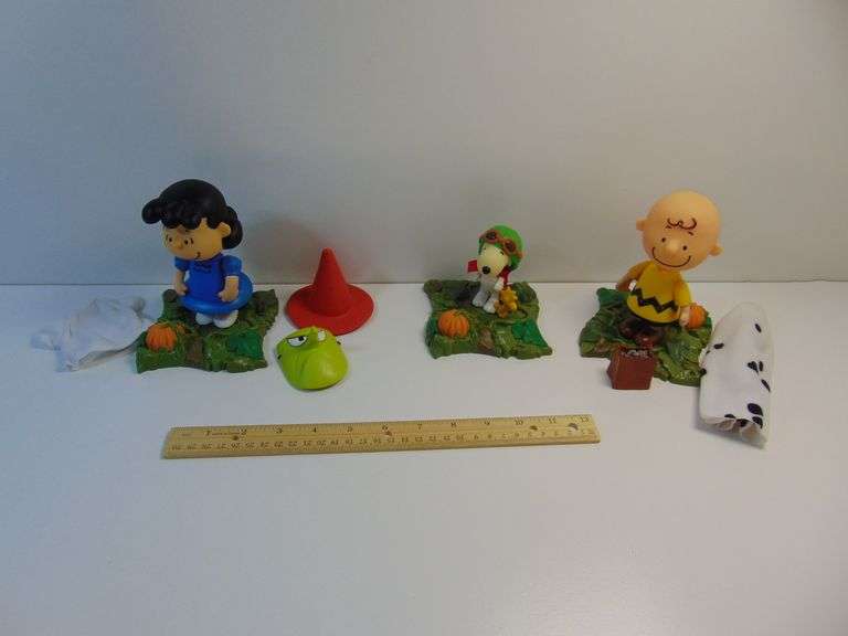 Lot of Peanuts Characters from "The Great Pumpkin" Series