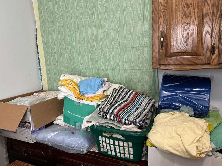 Towels, Sheets, Pillow Cases, & Table Clothes