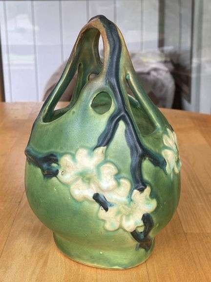 Roseville Dogwood Basket – 7.75"
