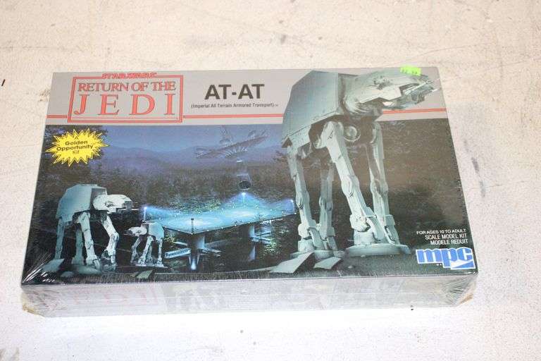 Star Wars AT-AT Model Kit - Auction Ohio