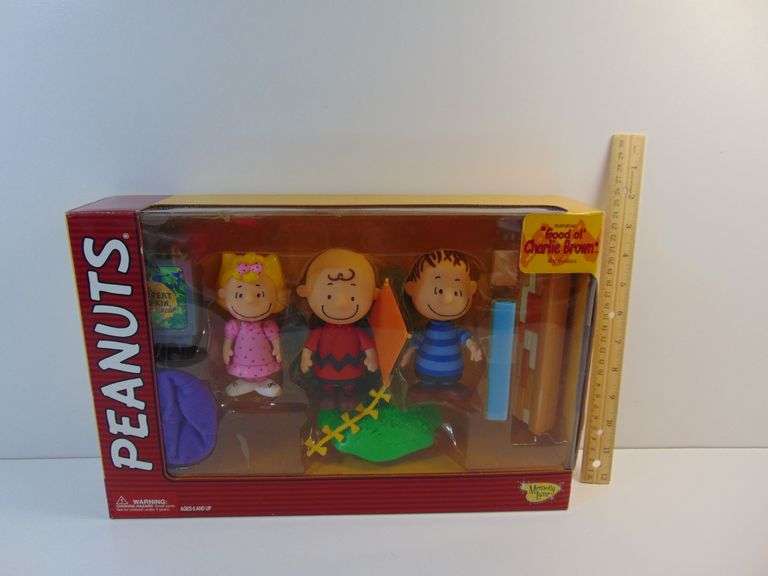 New 2002 Memory Lane Peanuts "Good Ol' Charlie Brown" Action Figures