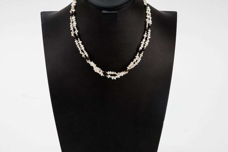 14k Gold Freshwater Pearl and Onyx Necklace- Timeless!
