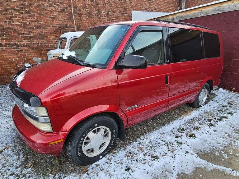 LOW Milage!- Chevy Astro Mini Van -98(red)