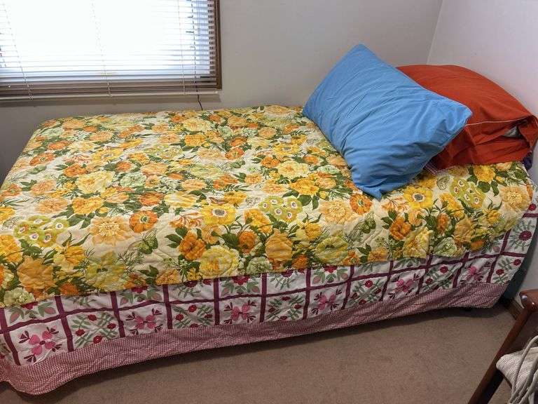 Twin Bed & Comforter / Pillows (mattress in mattress cover)
