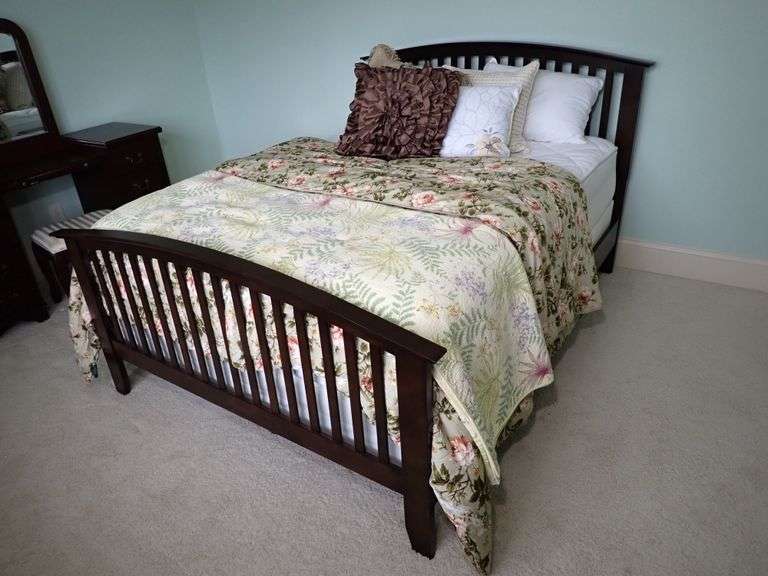 Solid wood Cambri Style Queen Bed with Frame, Clean Mattress & Box and all Pictured Bedding!