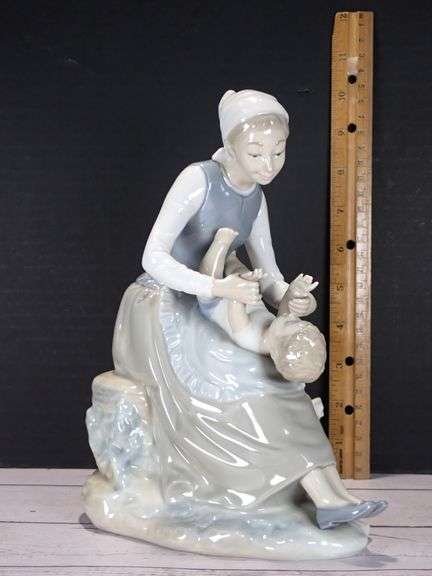 9" Lladro Nao Porcelain Statue - Mother & Child