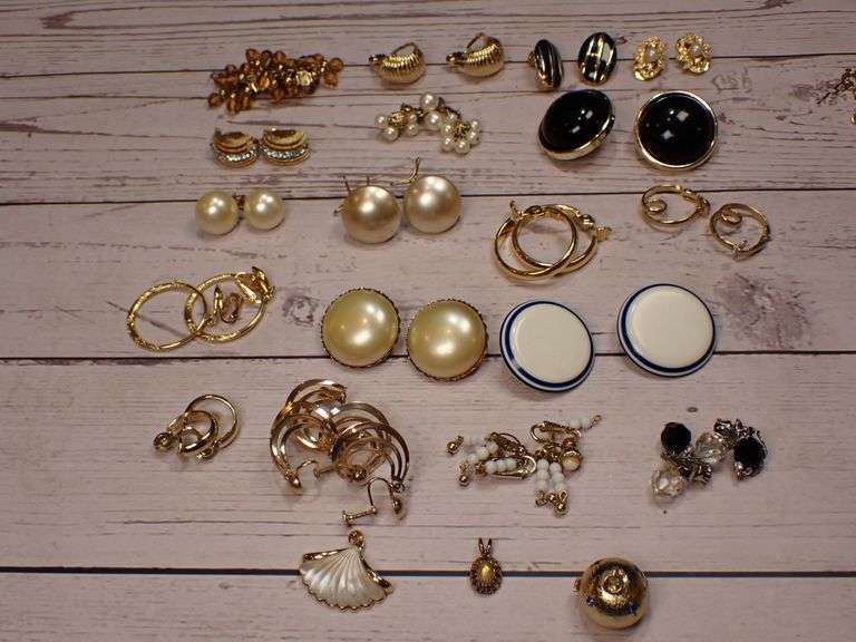 18 pair of Fashion Earrings & Monval Clock & 2 Necklace pendants