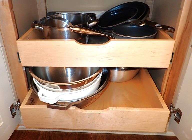 Name Brand Mixing Bowls, Pots & Pans in the home -