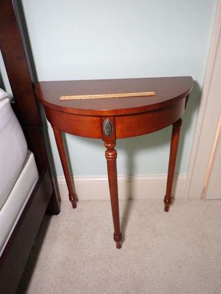 Bombay Company Mahogany Half Moon Demi Lune Entry Table