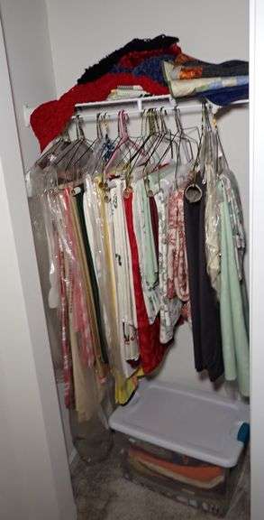 CLOSET CLEANOUT - LINEN TABLECLOTHES - TOTE OF LINEN PLACEMATS & NAPKINS