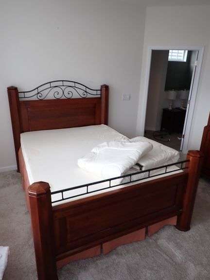 Lexington Furniture Old Salem Queen Size Bed designed by Bob Timberlake - w/mattress box comforter s