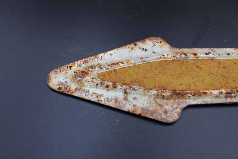 Decorative Metal Warning Sign With Reflective Antique Arrow Sign