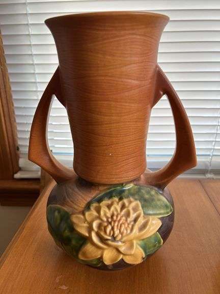 Roseville Vase Zephyr Lily Pattern (matches lot 21)