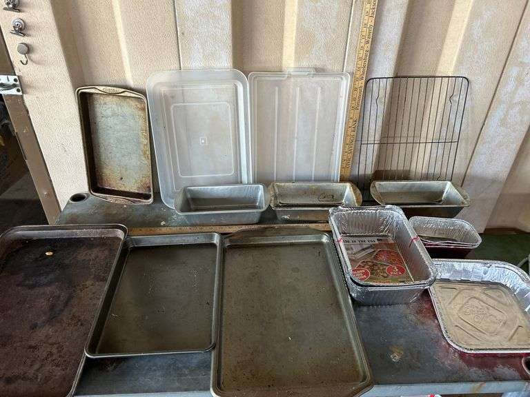Assorted Cookie Sheets & Baking Pans