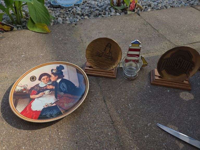 Plate, lighthouse items