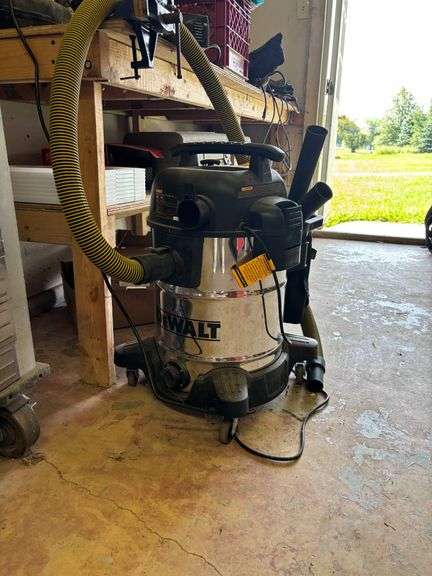 DeWalt 10-Gallon 38-Liter Wet/Dry Vacuum with Accessories
