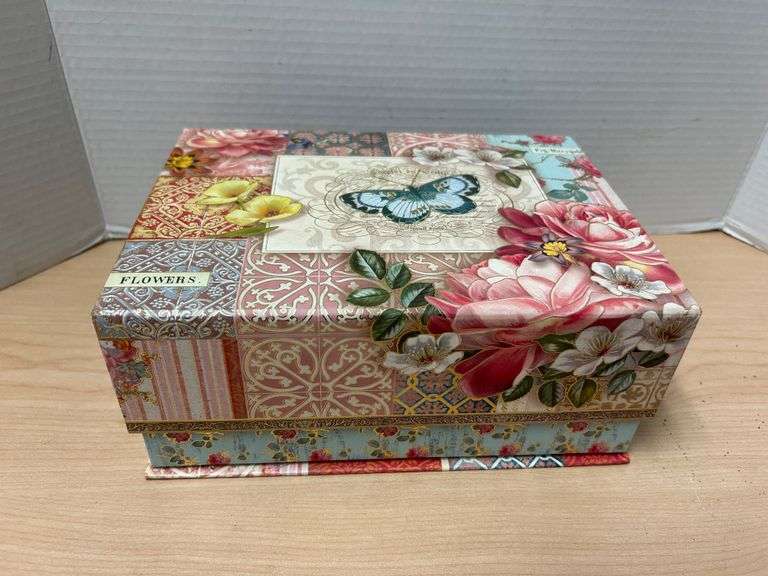 Decorative Floral Storage Box with 2 Journals – Vintage-Inspired Design