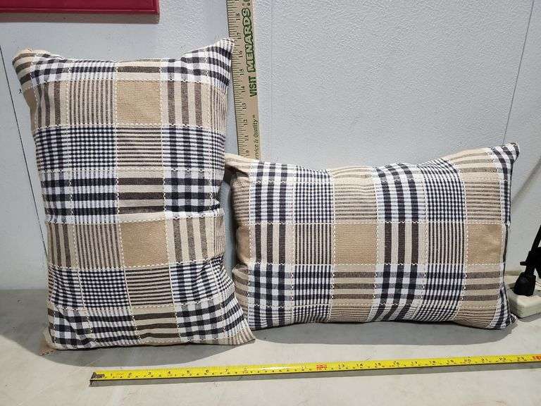 2 Throw Pillows 18'' X 12''