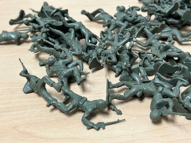 Large Lot of Vintage Green Plastic Army Men Soldiers