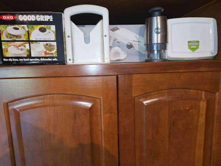 Various kitchen items
