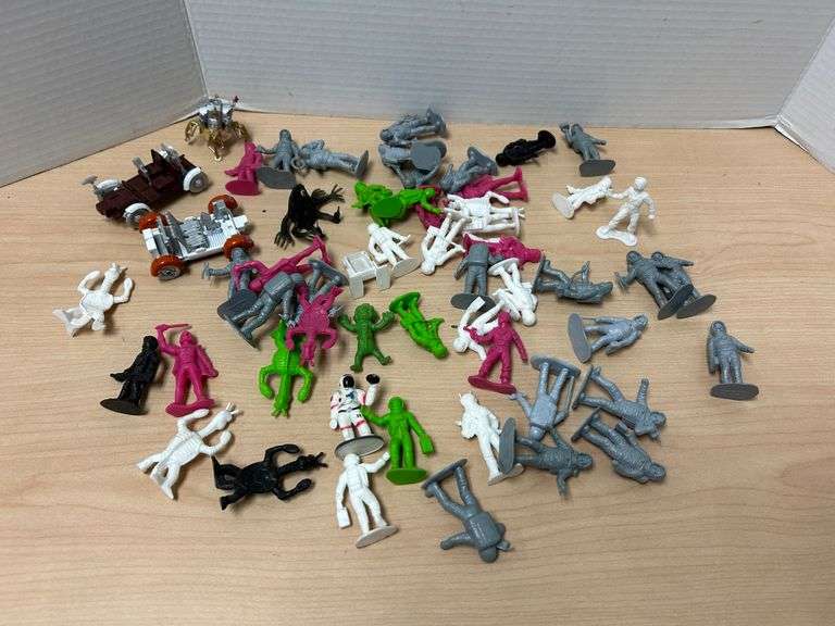 Vintage Plastic Space Figures & Alien Miniatures – Mixed Lot