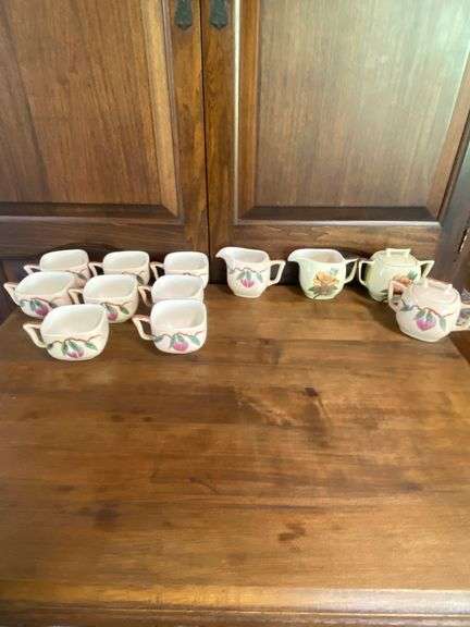 Coffee cups with creamers and sugars