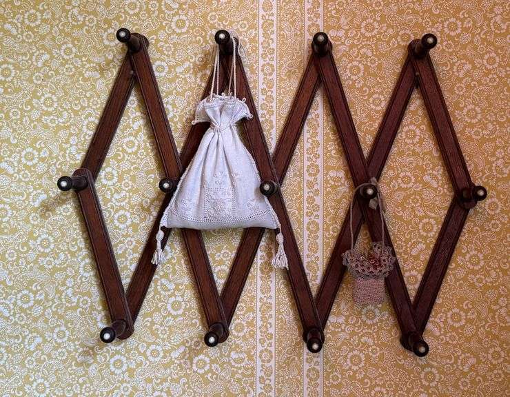 Vintage Expandable Wooden Wall-Mounted Peg Rack