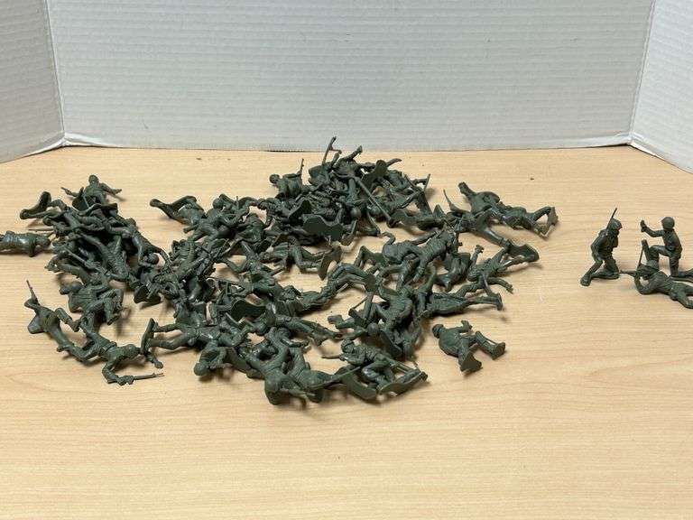 Large Lot of Vintage Green Plastic Army Men Soldiers