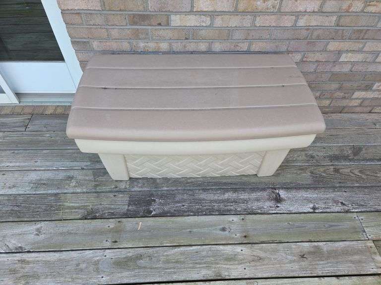 Rubbermaid Storage container-LG