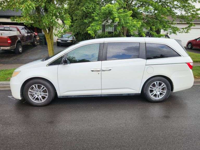 2011 Honda Odyssey SW Minivan - Clean Title - Ready to drive Home!