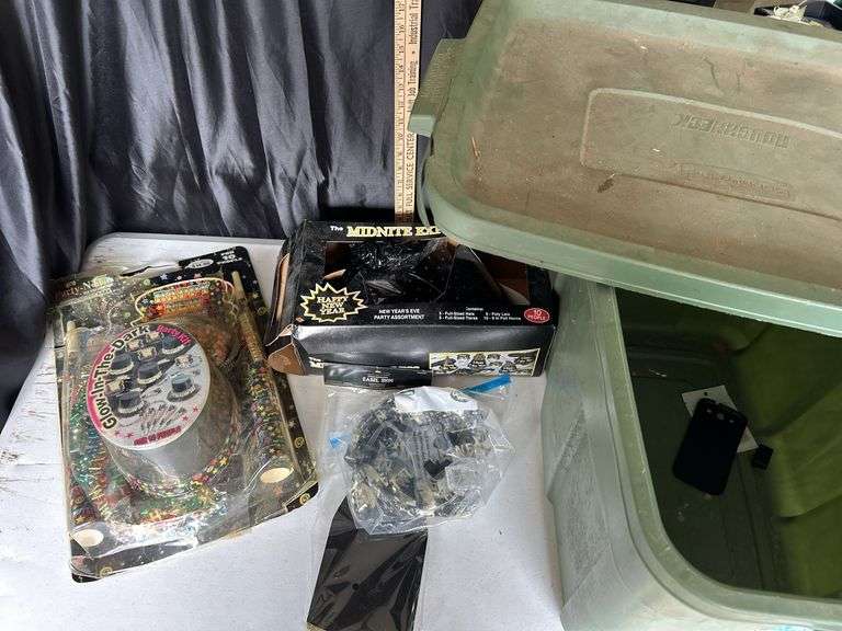 Mardi Gra Party Supplies & Tote Has Damage