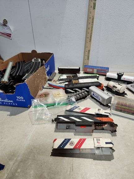 Assorted Train Items & Train Tracks Bachman, Lifelike Trains, Bachmann EZ Track, Train Cars, Greenho