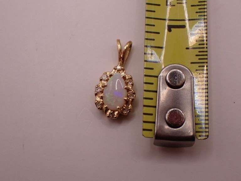 10k Yellow Gold Diamond & Opal Pendant 1.08g