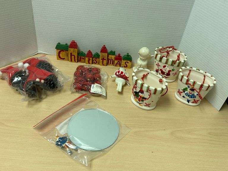 Assorted Christmas Décor & Ornaments