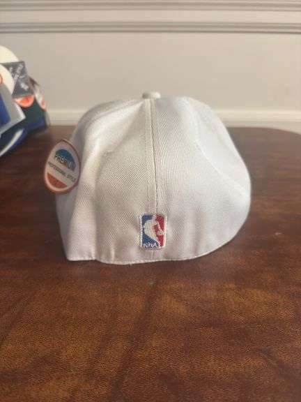 Cleveland Cavaliers SnapBack Size 7 5/8 White