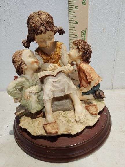 Unmarked Giuseppe Armani Figurine Kids Sister Reading Book 6.5" X 6.5" X 6.5" Bottom Of Base Has B