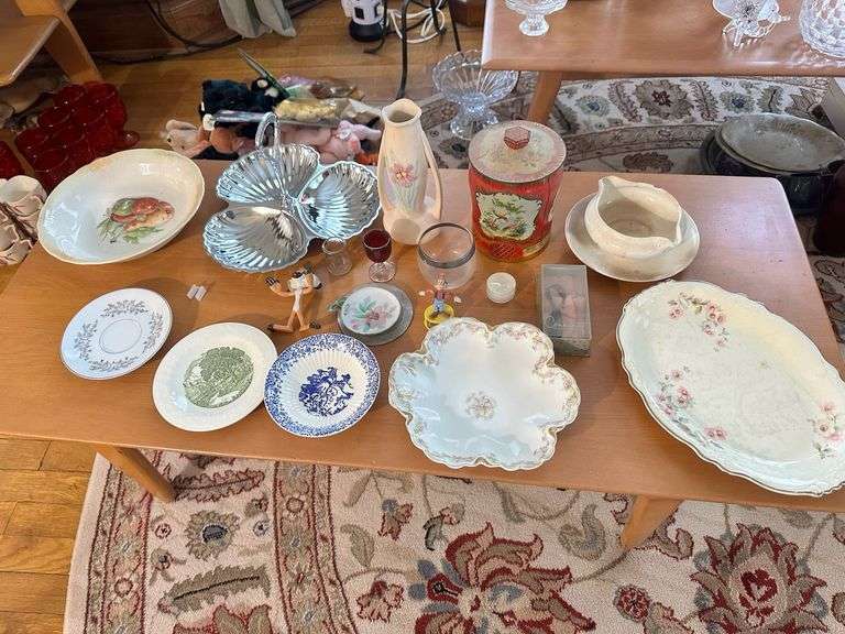 Mixed Figurines & 1972 Collector Plates