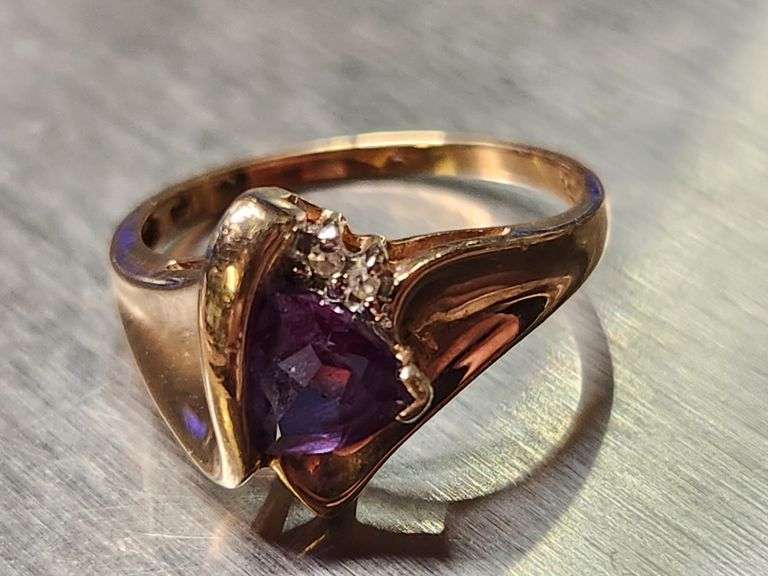 10k Yellow gold Trillion Cut Purple Amethyst & Diamond Ring 2.63g