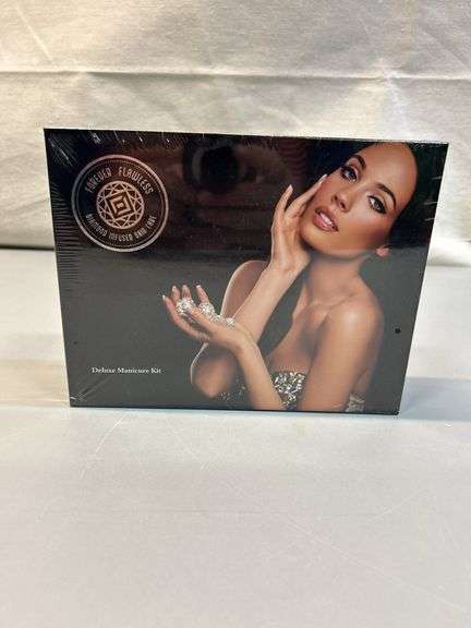 Forever Flawless Diamond Infused Skin Care Deluxe Manicure Kit