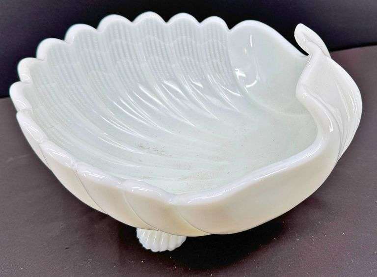Vintage Cambridge Crown Tuscan Shell Three Footed Bowl