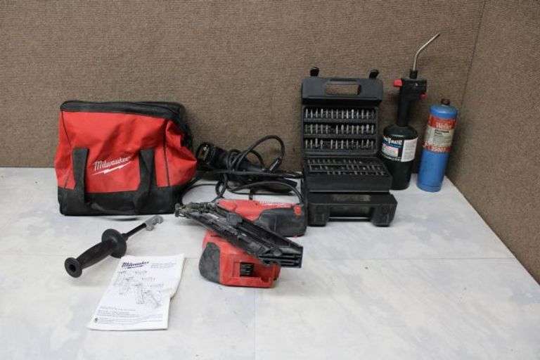 Milwaukee M18 Fuel 15GA Finish Nailer Set with Accessories