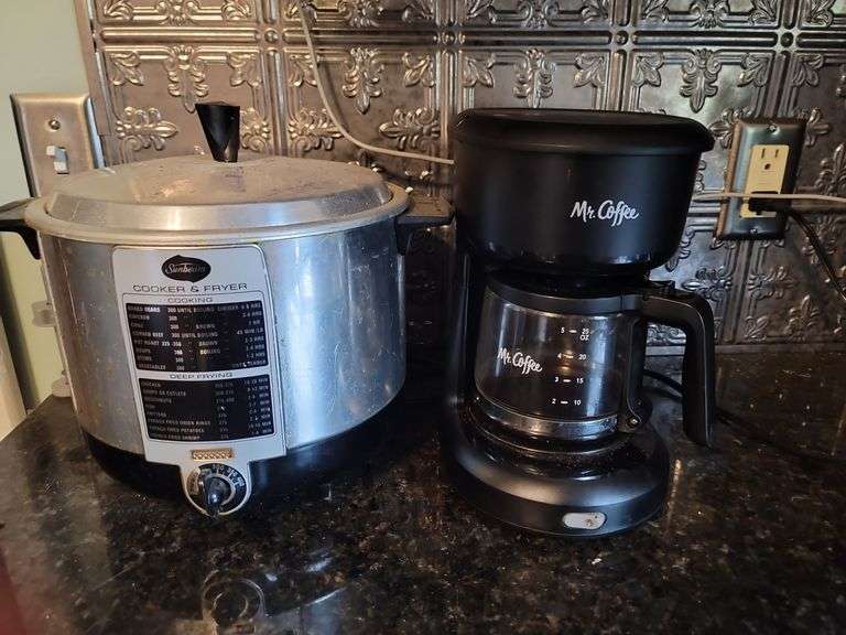 Cooker/fryer and coffee pot