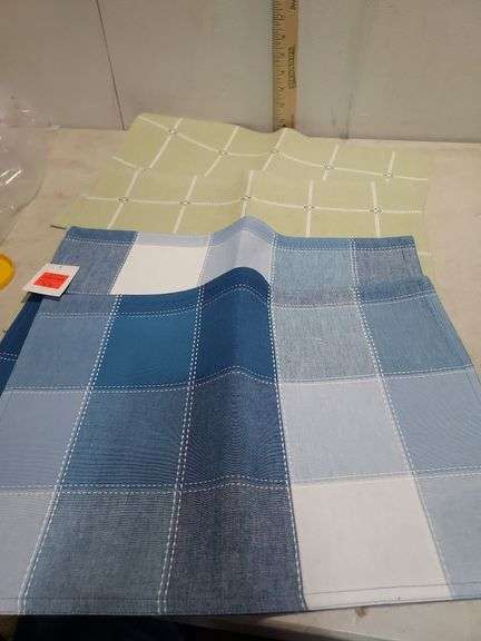 4 Checked Place Mats 2 Blue And 2 Green 13X19"