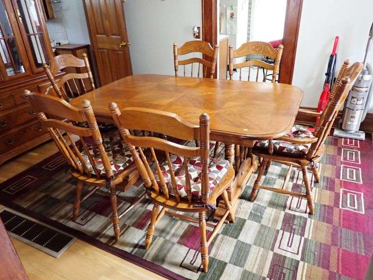 Beautiful wood Dining Table w/two leafs & 6 chairs