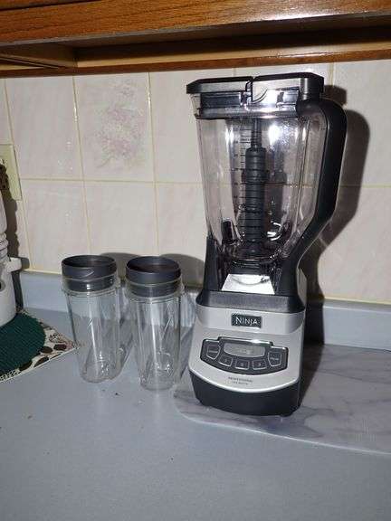 Ninja Professional 1100 watt Food Processor - Looks near new.  Includes 2 Ninja cups