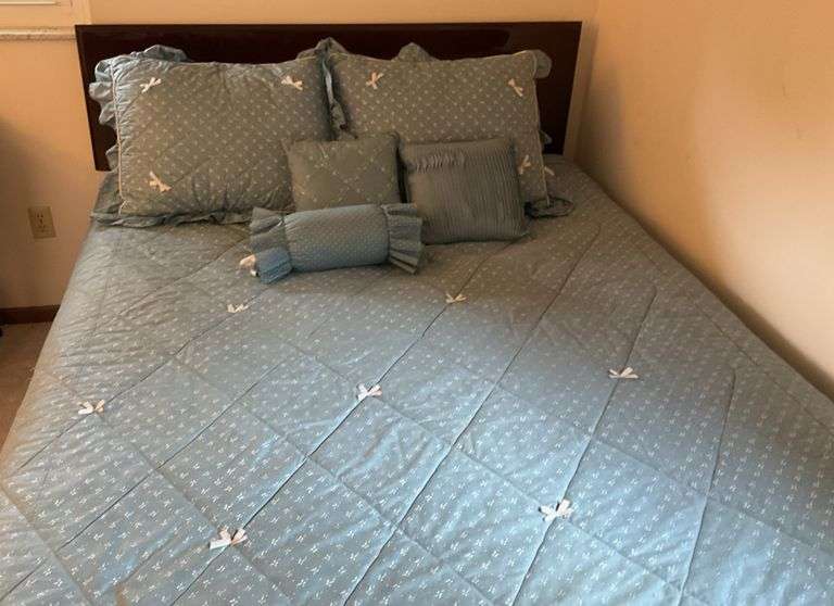 Queen Size, Bed Including Headboard, Bed Frame, Bedding and Pillows