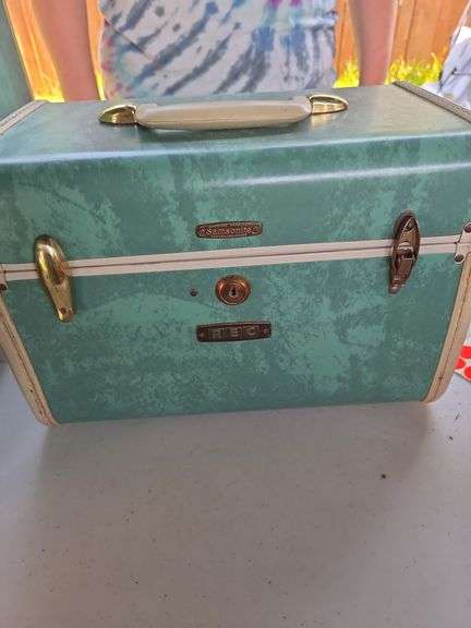 Green Samsonite cosmetic bag