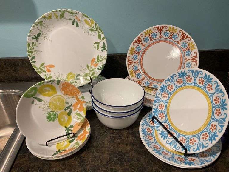 Mixed patterns Corelle Vitrelle plates and bowls - Auction Ohio